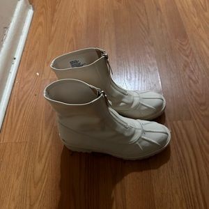 CREAM RAIN BOOTS ZIPPER DOWN WORN once or twice max, they are 8.5!